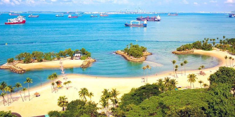 Bãi biển Sentosa thơ mộng với biển xanh, cát vàng